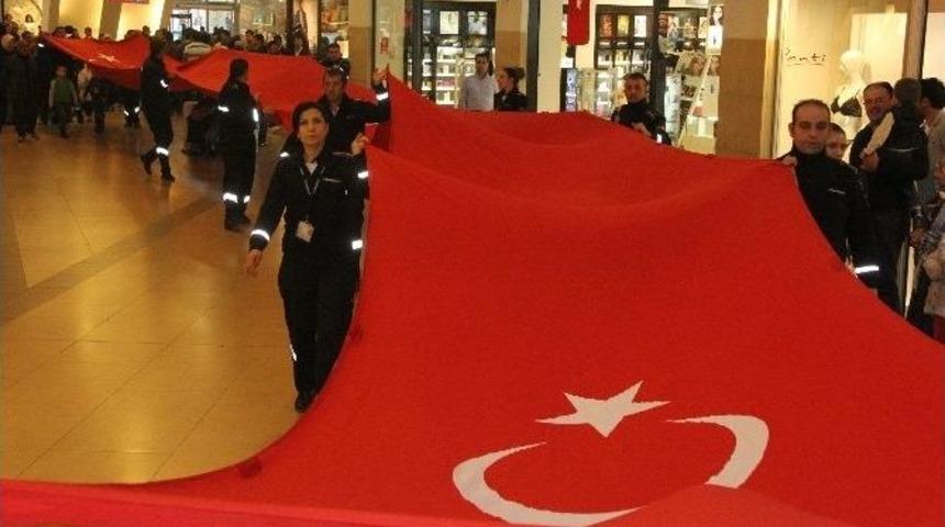 Erzurum Avm&rsquo;de 30 Metre Uzunluğunda T&uuml;rk Bayrağıyla Cumhuriyet Coşkusu