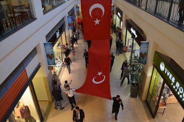 Erzurum Avm’de 30 Metre Uzunluğunda Türk Bayrağıyla Cumhuriyet Coşkusu