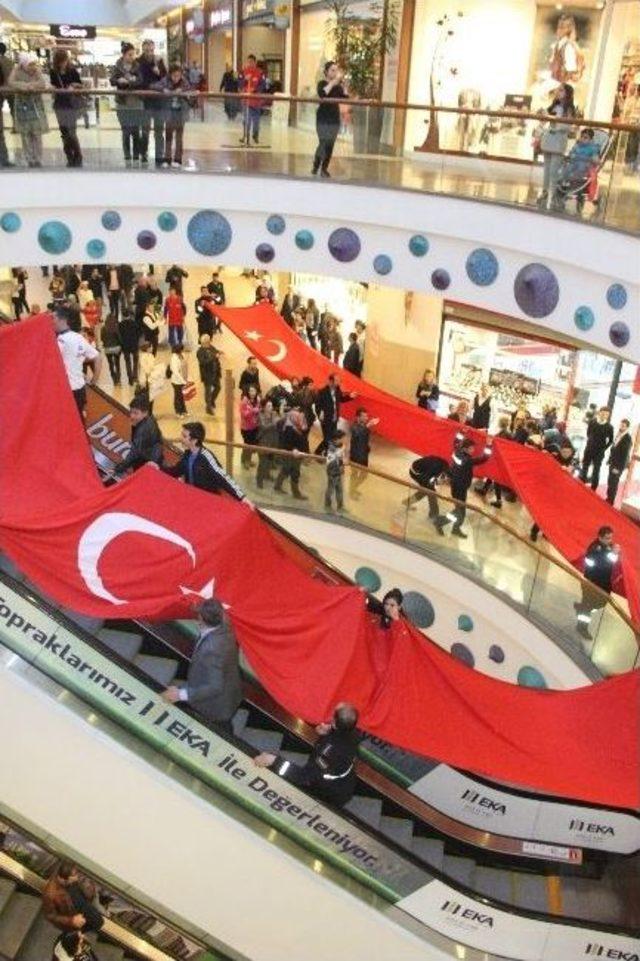 Erzurum Avm’de 30 Metre Uzunluğunda Türk Bayrağıyla Cumhuriyet Coşkusu