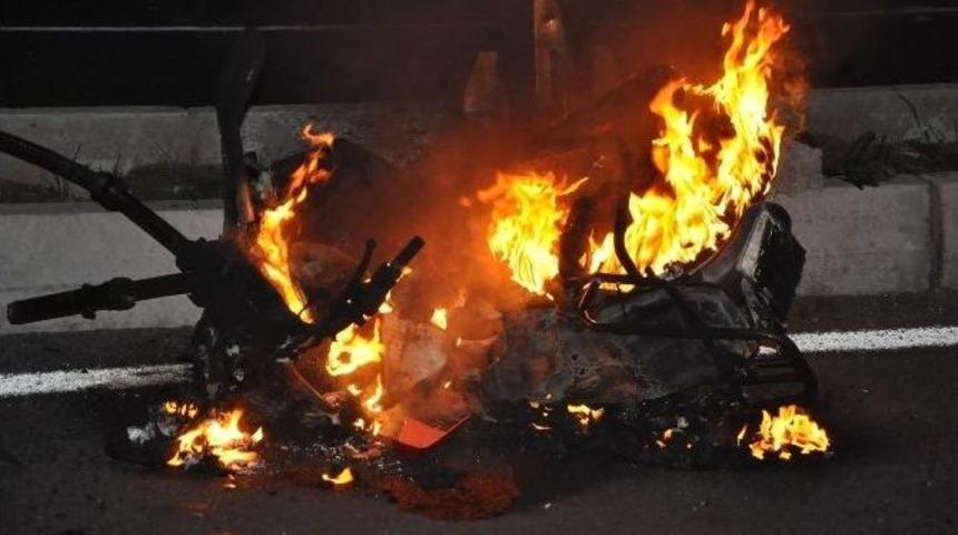 Kaza Yapan Motosiklet Cayır Cayır Yandı