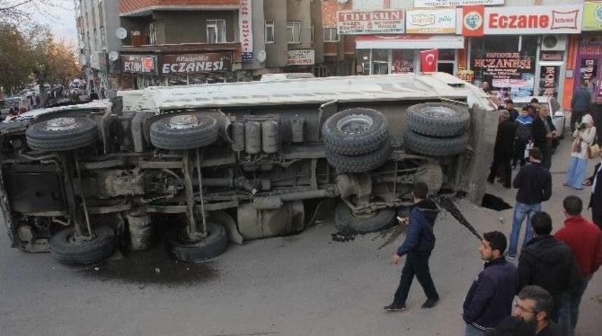 Erzurum&rsquo;da Yol &Ccedil;&ouml;kt&uuml;, Kum Y&uuml;kl&uuml; Kamyon Yan Yattı