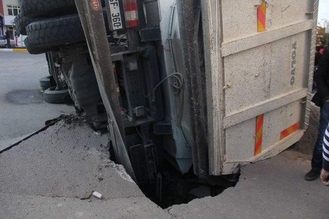 Erzurum’da Yol Çöktü, Kum Yüklü Kamyon Yan Yattı