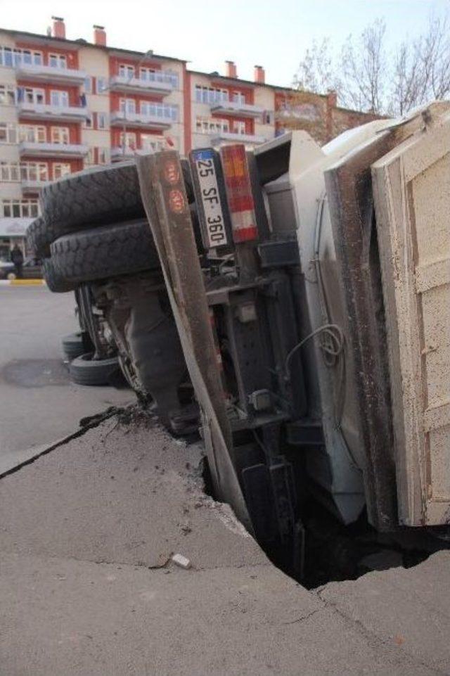 Erzurum’da Yol Çöktü, Kum Yüklü Kamyon Yan Yattı