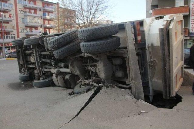 Erzurum’da Yol Çöktü, Kum Yüklü Kamyon Yan Yattı