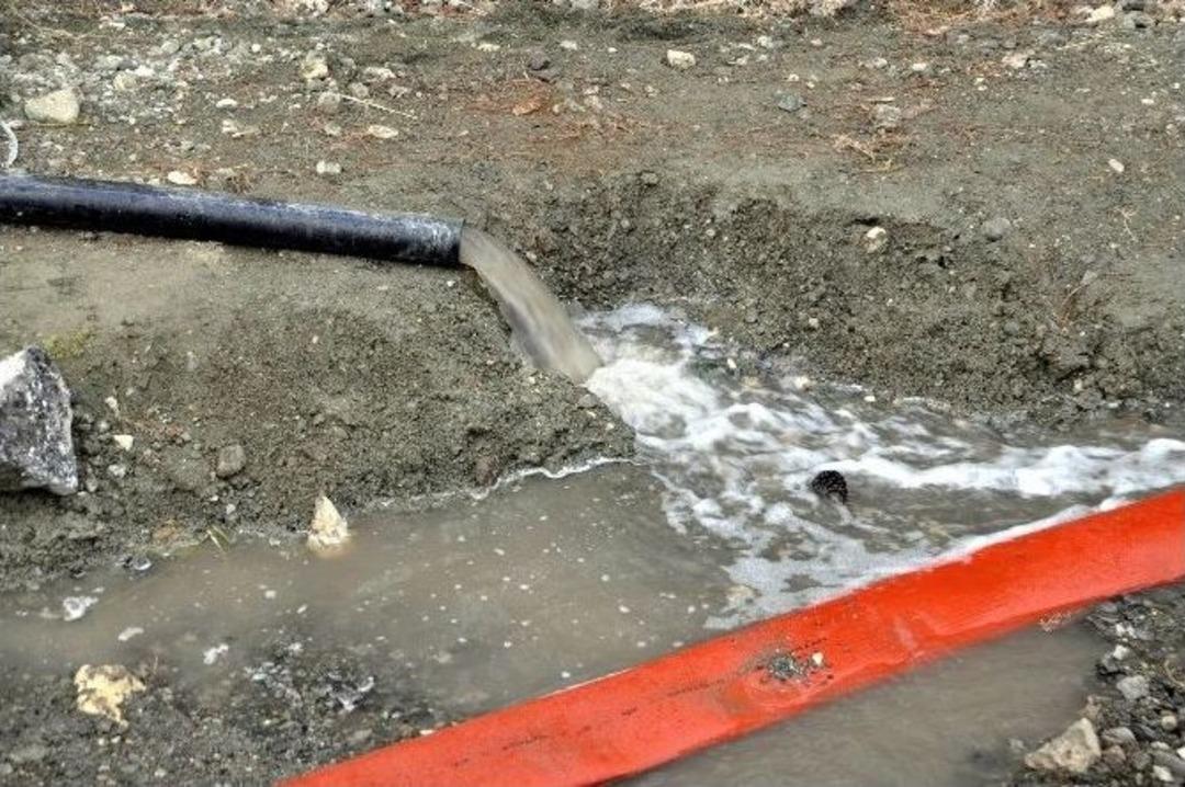 Madendeki Su Tahliyesi T&uuml;m Hızıyla S&uuml;r&uuml;yor