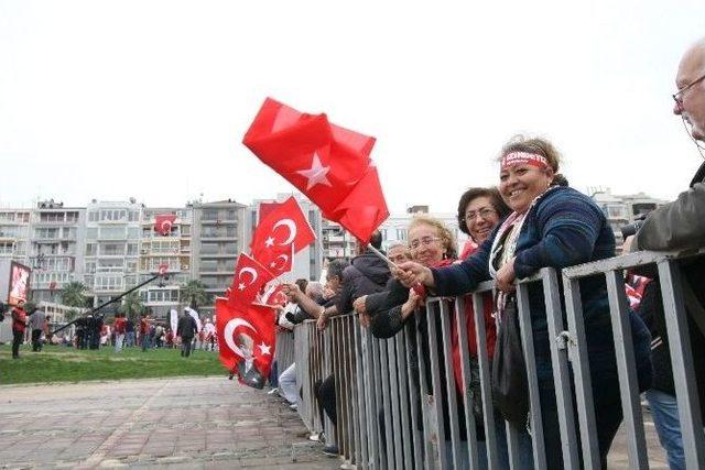 İzmir’de ’alternatif’ Cumhuriyet Bayramı Kutlaması