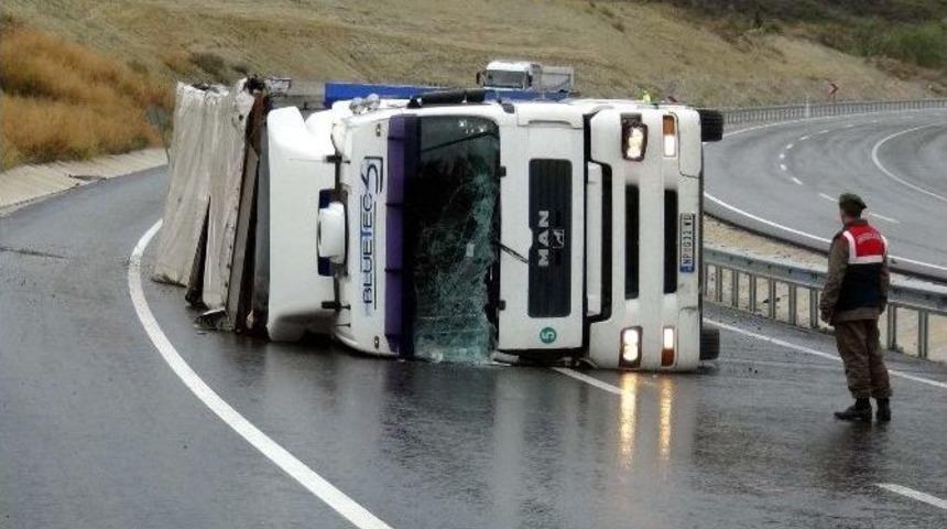 &Ccedil;anakkale-izmir Yolunda Tır Devrildi