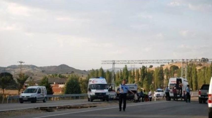 K&uuml;tahya'da Otomobil Takla Attı: 6 Yaralı