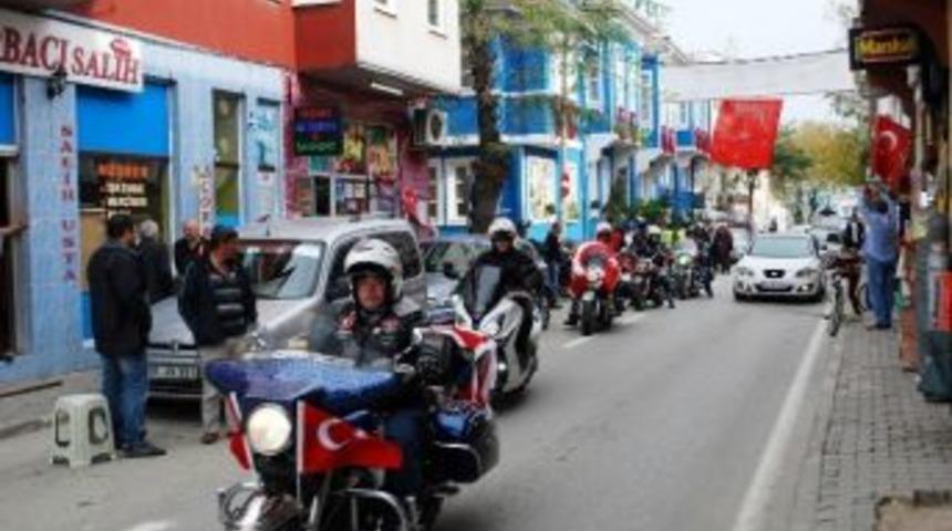 Motorculardan Barış Korteji