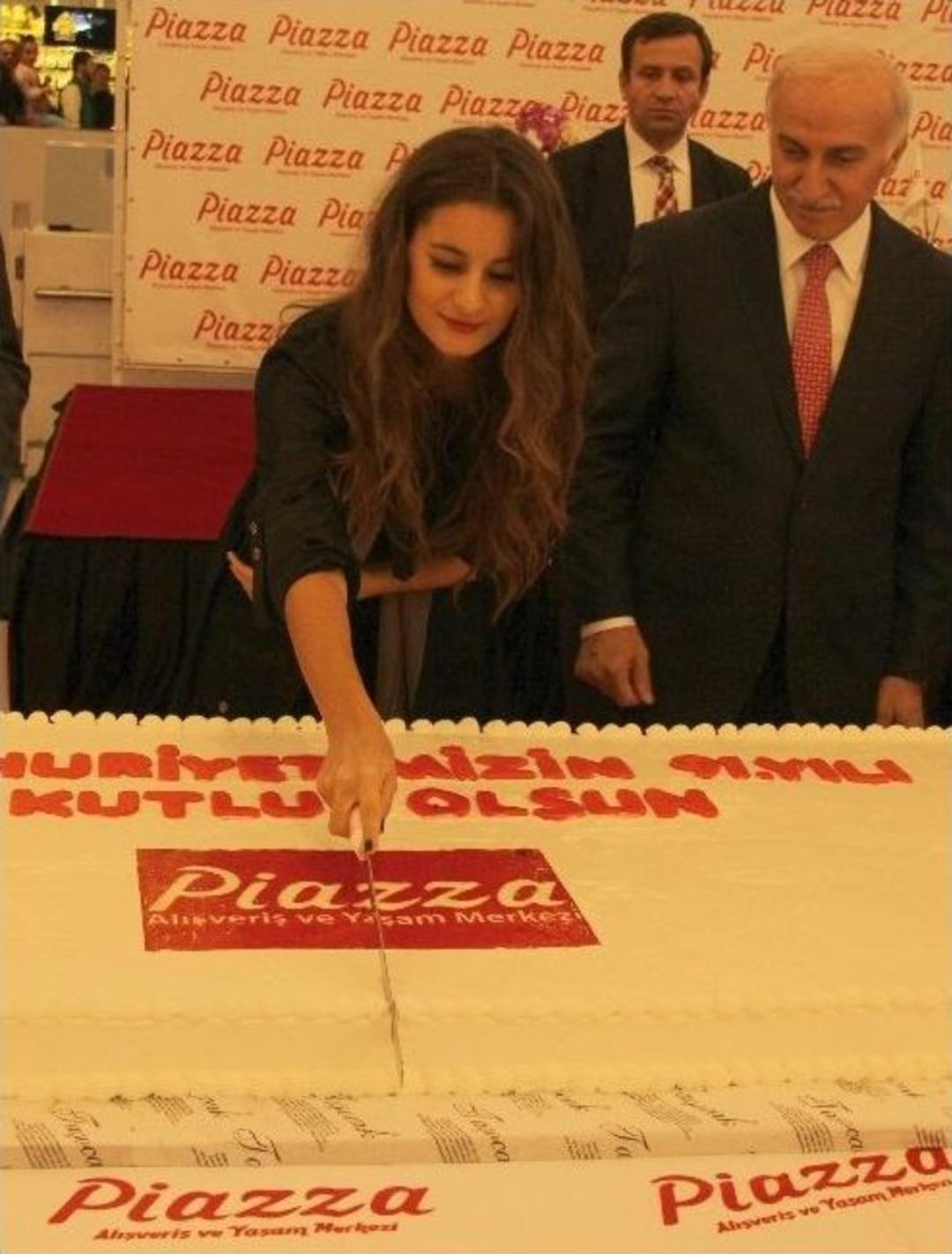 Sanat&ccedil;ı Atiye Cumhuriyet Bayramı Pastasını Kesti, İmza Dağıttı