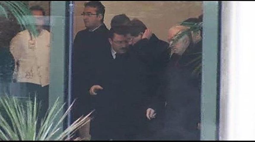 Başbakan Davutoğlu'nun Emniyet M&uuml;d&uuml;r&uuml; Altınok İle Ayak&uuml;st&uuml; Konuşması