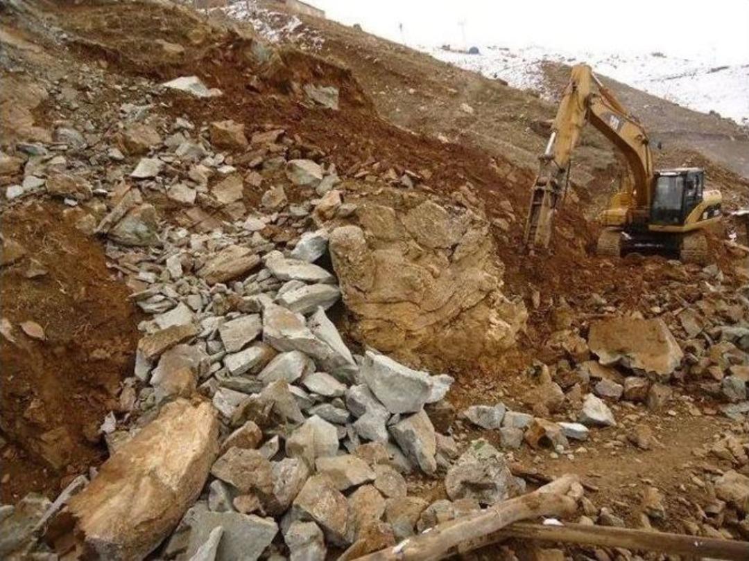 Bah&ccedil;esaray Belediyesi&rsquo;nden Yol Yapım &Ccedil;alışmaları