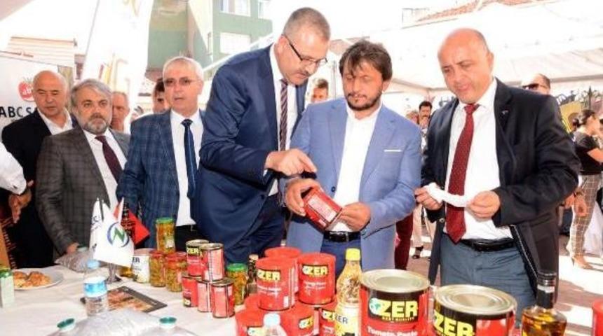 Karacabey&rsquo;De 'domates Festivali' Renkli G&ouml;r&uuml;nt&uuml;lere Sahne Oldu