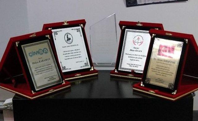 (özel Haber) Plaketçilerden, Başbakan Davutoğlu’na Destek