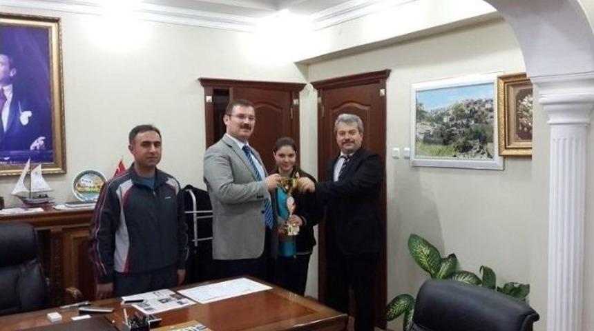 Başarılı &Ouml;ğrencilere Hediyeler Verildi