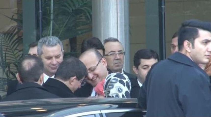 Başbakan Davutoğlu, Havalimanında Yal&ccedil;ın Akdoğan&rsquo;ın Bebeğini Sevdi