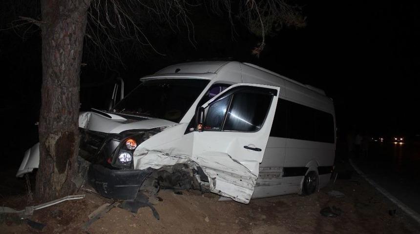 Manavgat&rsquo;ta Otomobil Tur Minib&uuml;s&uuml;ne &Ccedil;arptı: 1&rsquo;i Turist 3 Yaralı