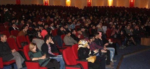 “elif Gibi Sevmek” Kitabının Yazarı Hikmet Anıl Öztekin, Erzurum’da Öğrencilerle Söyleşi Ve İmza Gününde Biraraya Geldi