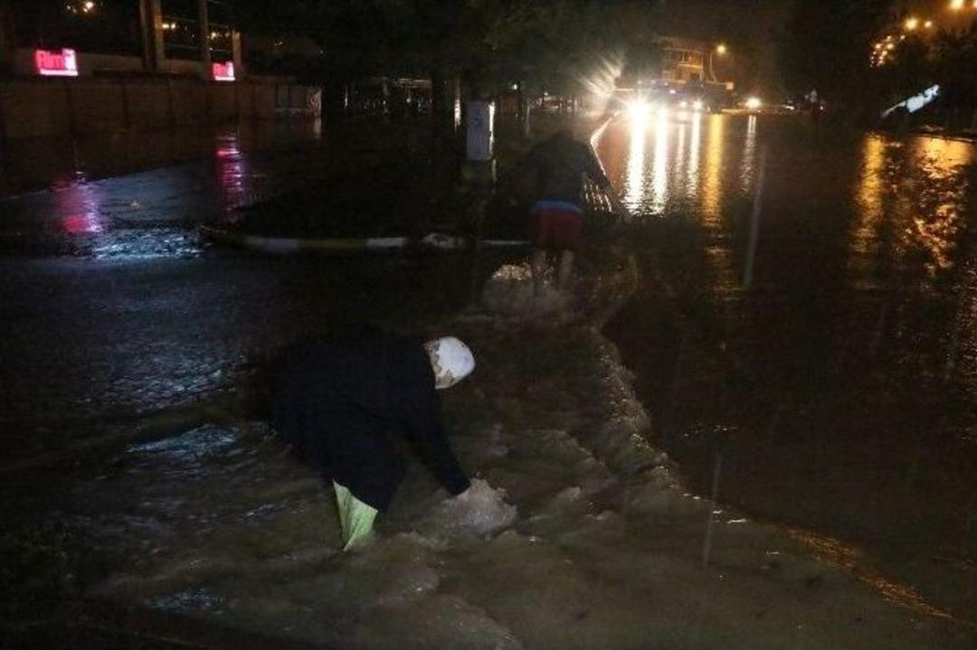 Kocaeli&rsquo;de Sağanak Yağmur Hayatı Fel&ccedil; Etti