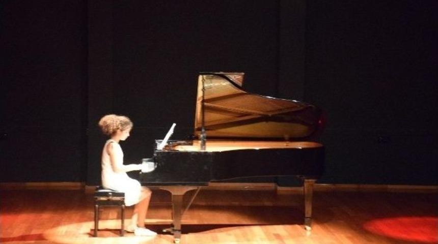 Minik &Ouml;ğrencilerden Yeni Yıl Konseri