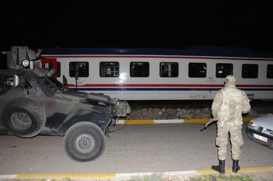 Trende Bı&ccedil;aklı Kavga: 2 Yaralı