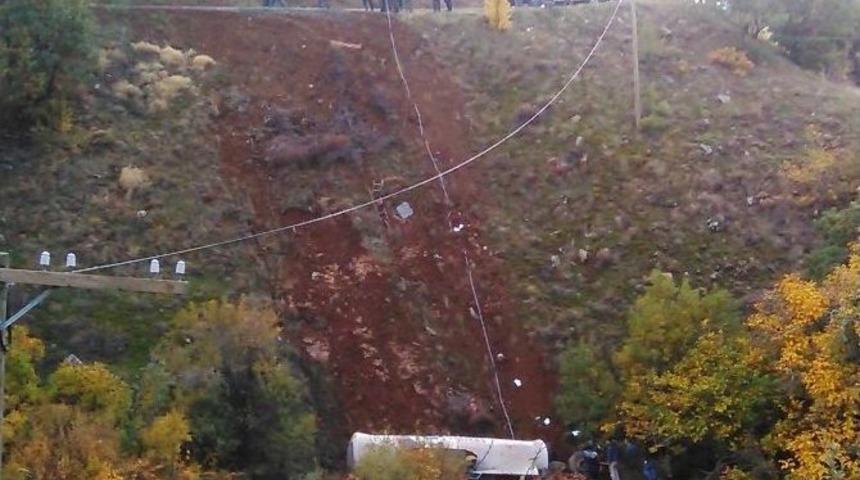 &Ccedil;imento Y&uuml;kl&uuml; Tanker U&ccedil;uruma Yuvarlandı: 1 &Ouml;l&uuml;