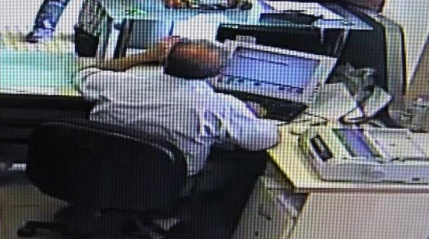 Kendini Komiser Olarak Tanıttı, Dolandırdığı Parayı B&ouml;yle Aldı