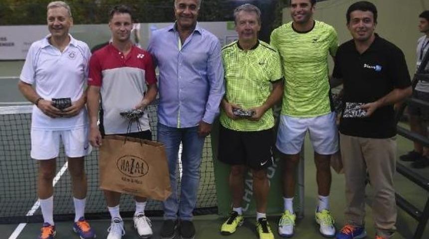 T&uuml;rkiye'nin Imajına Destek Vermek I&ccedil;in Tenis Kortunda G&ouml;steri Ma&ccedil;ı Yaptılar