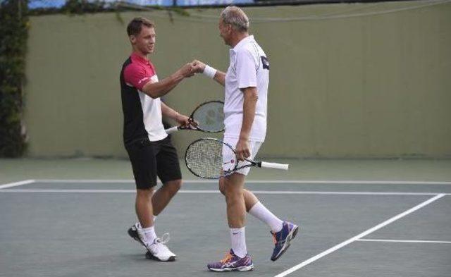 Türkiye'nin Imajına Destek Vermek Için Tenis Kortunda Gösteri Maçı Yaptılar