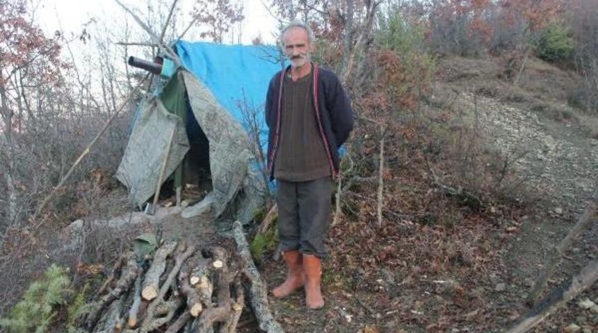 Eşine Şiddetten Uzaklaştırma Cezası Aldı, &Ccedil;adırda Yaşıyor