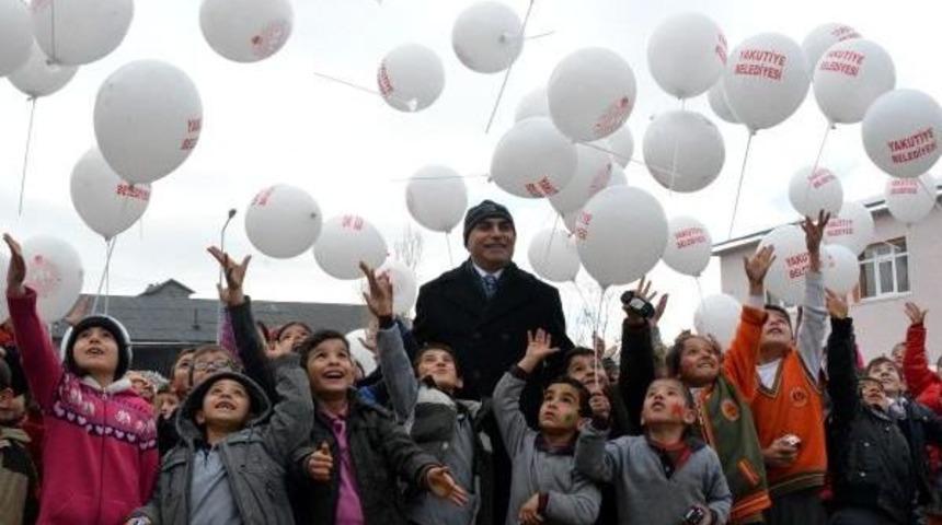 Başkan &Ouml;ğrencilere Oyuncak Dağıttı