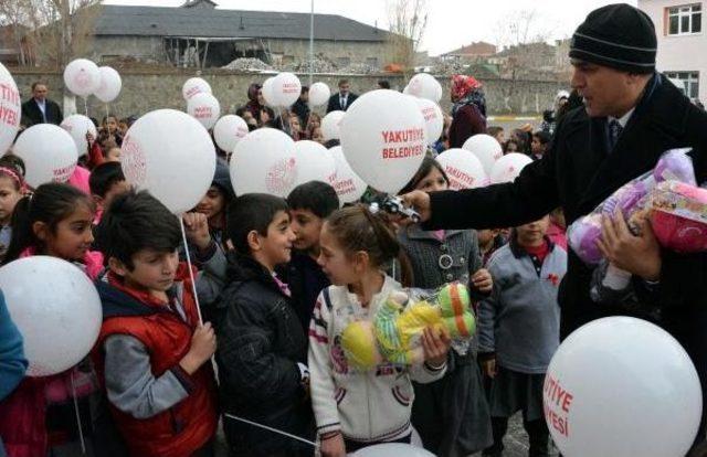 Başkan Öğrencilere Oyuncak Dağıttı