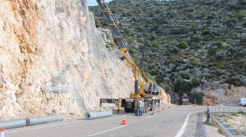 Demre Karayolunda Tel Örgü Ağ Döşemesi Yapılıyor