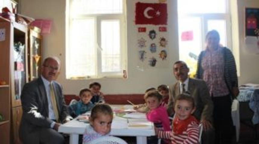 G&uuml;neş&rsquo;ten K&ouml;y Okullarında İnceleme