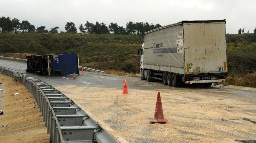 Kaza Yapan Tır G&uuml;mr&uuml;k Memurlarını Bekliyor