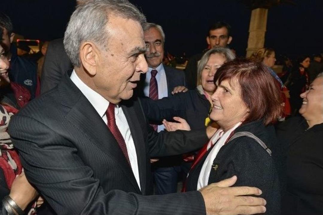 İzmir&rsquo;de Cumhuriyet Kutlamaları Fener Alayı İle Ta&ccedil;landı