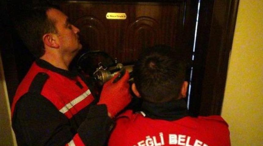 Yataktan D&uuml;ş&uuml;p Yaralanan Yaşlı Kadının Kilitli Kapısını İtfaiye A&ccedil;tı