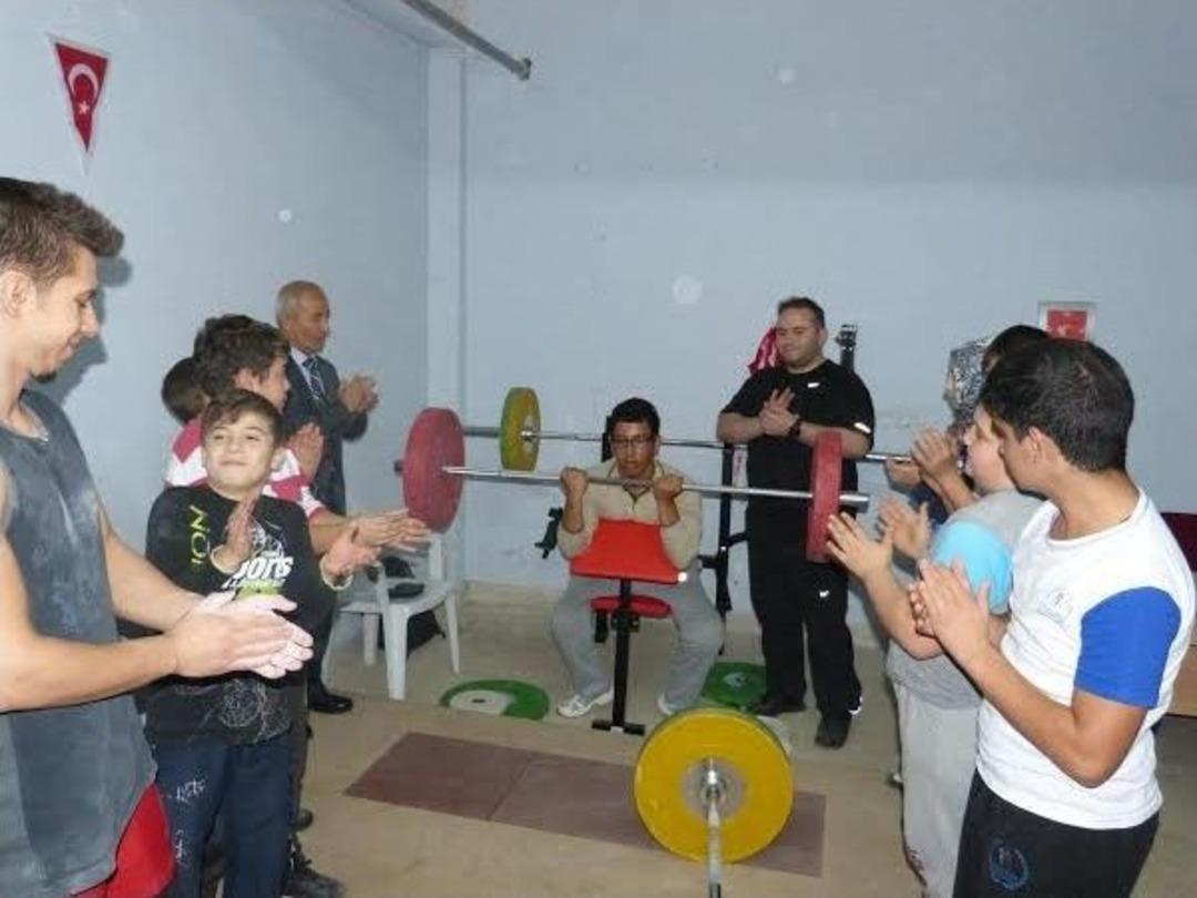 Bilecik&rsquo;te Halterciler &Ccedil;alışmalarına Ara Vermeden Devam Ediyor