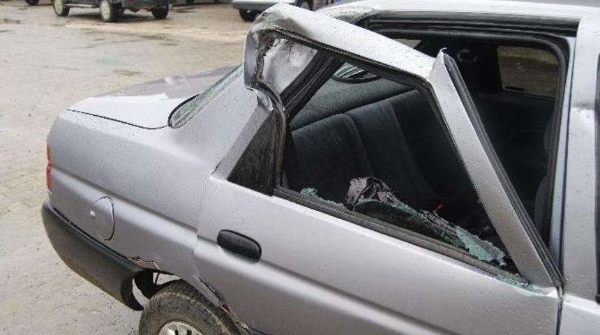 Sanayiden &Ccedil;ıkan Kamyon Otomobile &Ccedil;arptı