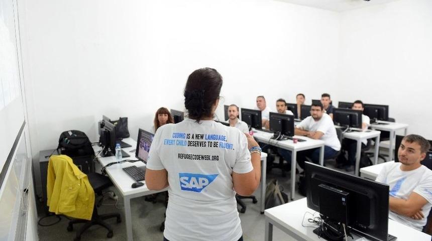 Eğitimciler, M&uuml;ltecilere Kod Eğitimi İ&ccedil;in Hazırlanıyor