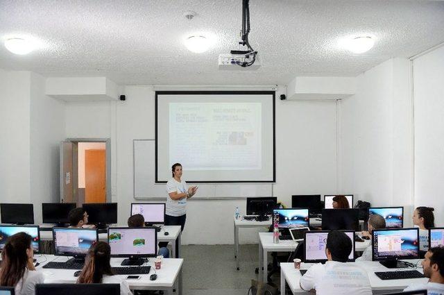 Eğitimciler, Mültecilere Kod Eğitimi İçin Hazırlanıyor 1