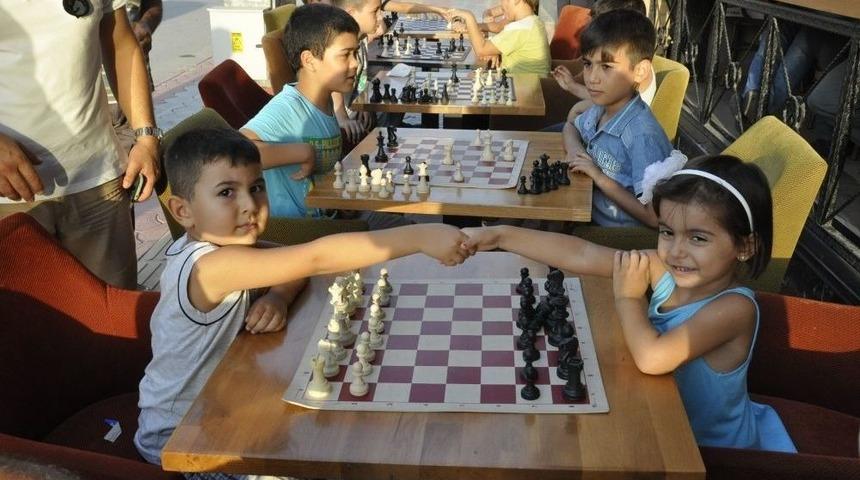 D&ouml;rtyol&rsquo;da "sokakta Satran&ccedil; Var" Etkinliği