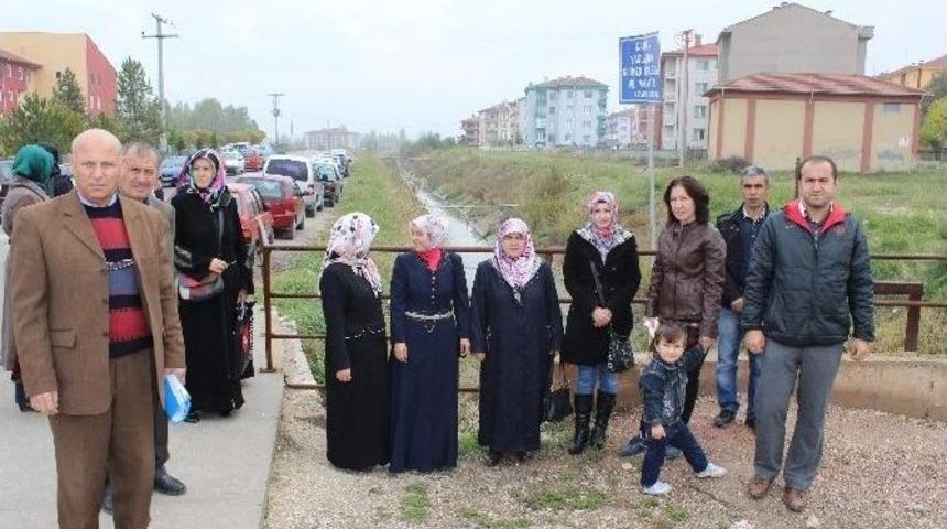 Okul Önünden Geçen Üstü Açık Kanal Mikrop Saçıyor