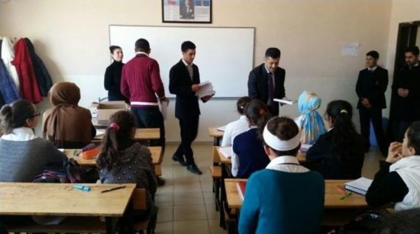 M&uuml;ft&uuml;l&uuml;kten &Ouml;ğrencilere Kitap Dağıtımı
