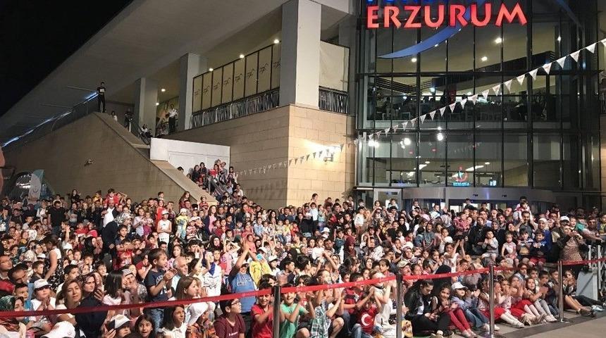 Forum Erzurum&rsquo;da D&uuml;zenlenen Rafadan Tayfa M&uuml;zikalinde &Ccedil;ocuklar &Ccedil;ok Eğlendi
