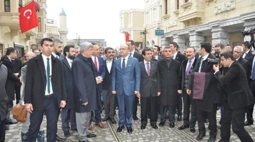 Başbakan Yardımcısı Akdoğan Film Platosunu Gezdi