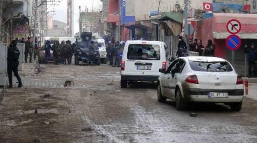 Doğubayazıt'ta Ka&ccedil;ak Mal Satan Esnafa Şafak Operasyonu: 1 Polis Yaralı, 2 G&ouml;zaltı