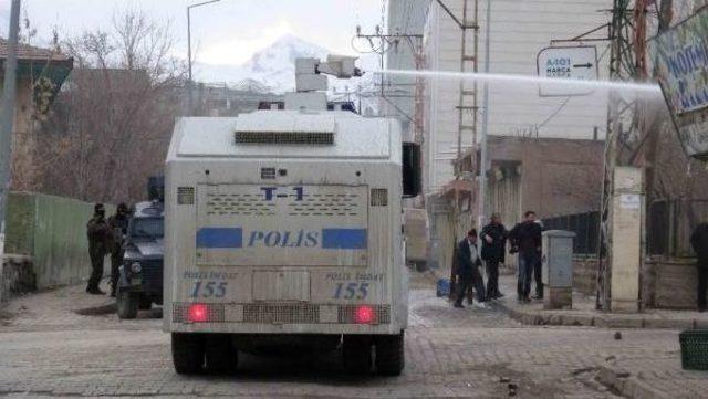 Doğubayazıt'ta Kaçak Mal Satan Esnafa Şafak Operasyonu: 1 Polis Yaralı, 2 Gözaltı