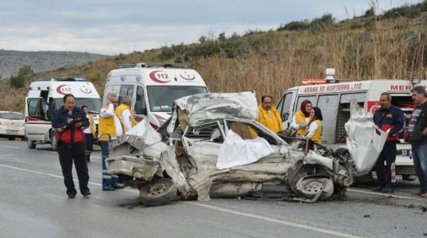 Cenaze Yolunda Kaza: 2 Kardeş &Ouml;ld&uuml;