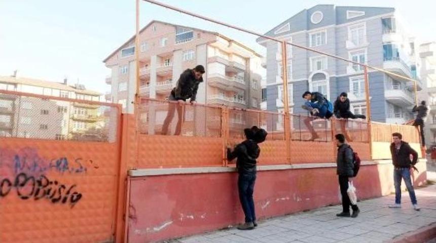Ge&ccedil; Kalan &Ouml;ğrenciler, Duvardan Atlayarak Okula Giriyor